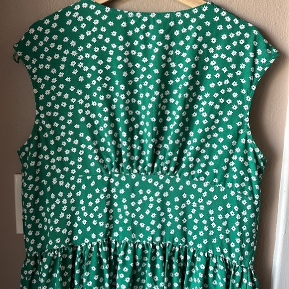 Plus Size Green Floral Dress - Picture 8 of 9